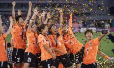 开云体育中国-挑战极限！女足运动员在足球比赛中尽情展现实力的简单介绍