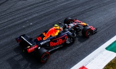 开云体育下载-红牛二队鏖战雷诺车队，汉密尔顿点燃赛场的简单介绍