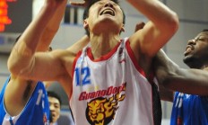 开云体育官网-福建队主场迎战广东队，东部领袖之争