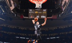 开云体育中国官网-舞台越大越强，哈利伯顿在新疆队对阵国王的跨界想象