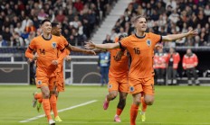 开云平台-荷兰队球员共同庆祝进球