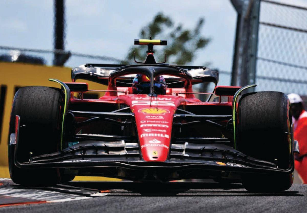 阿斯顿马丁险胜威廉姆斯，塞恩斯统治全场的简单介绍