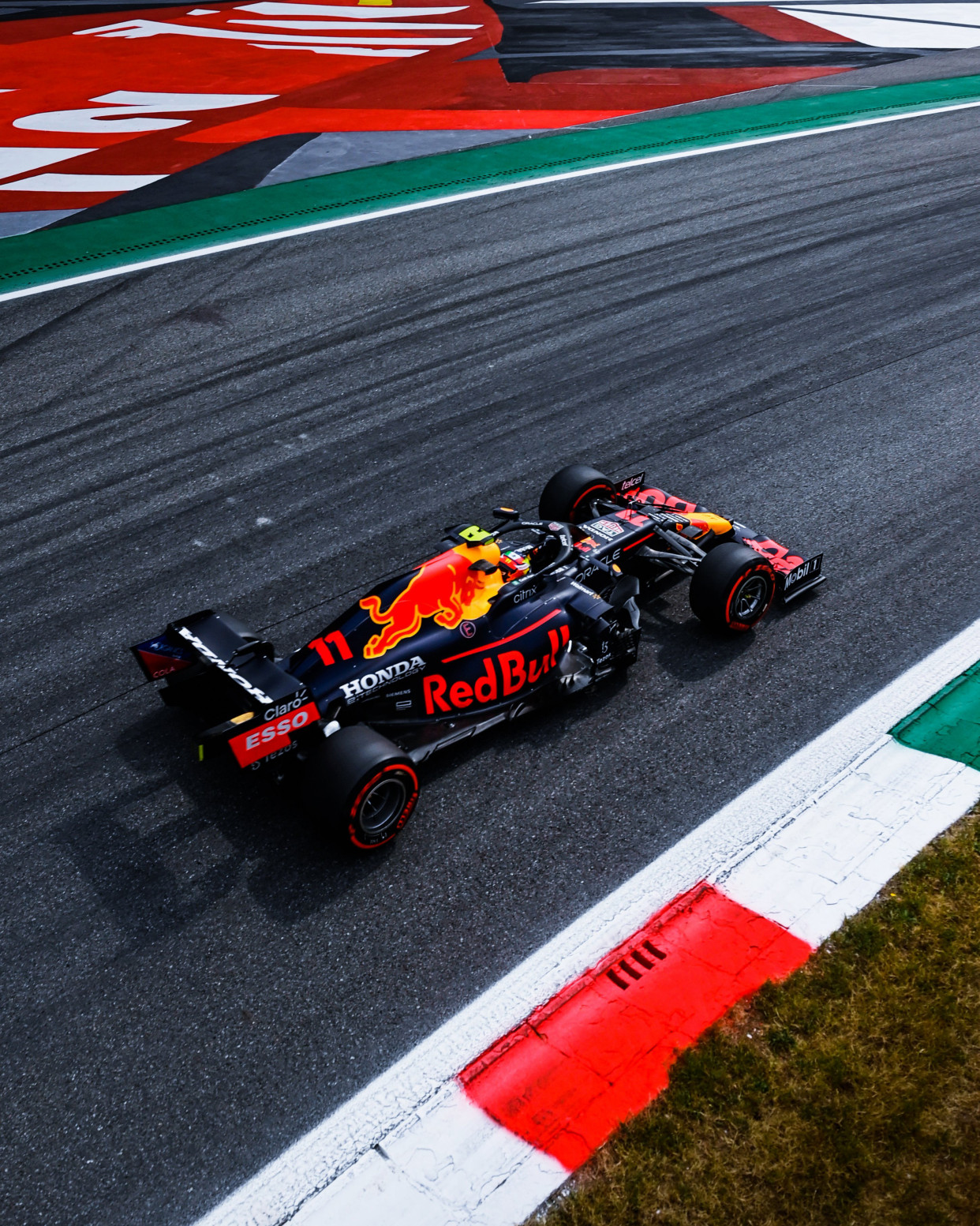 红牛二队鏖战雷诺车队，汉密尔顿点燃赛场的简单介绍