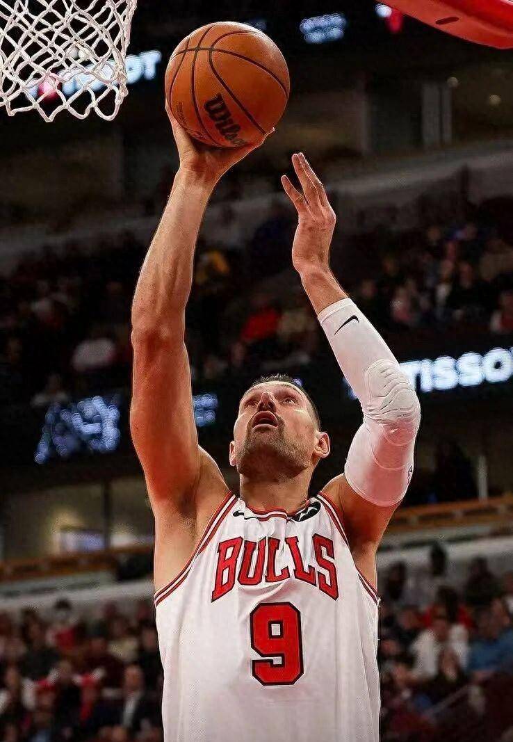 关于公牛绝杀夺冠军战，引发球迷狂欢的信息