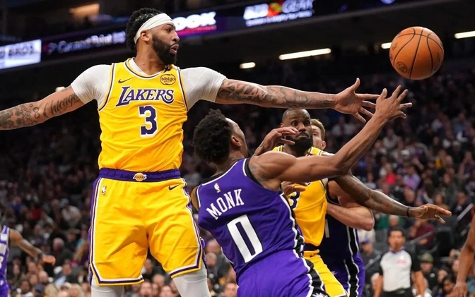 对手连续进攻，球队奋力抵挡，最终逆袭胜出