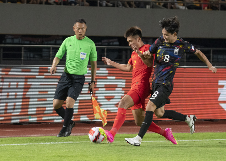 国内足球比赛场上擦出激情火花