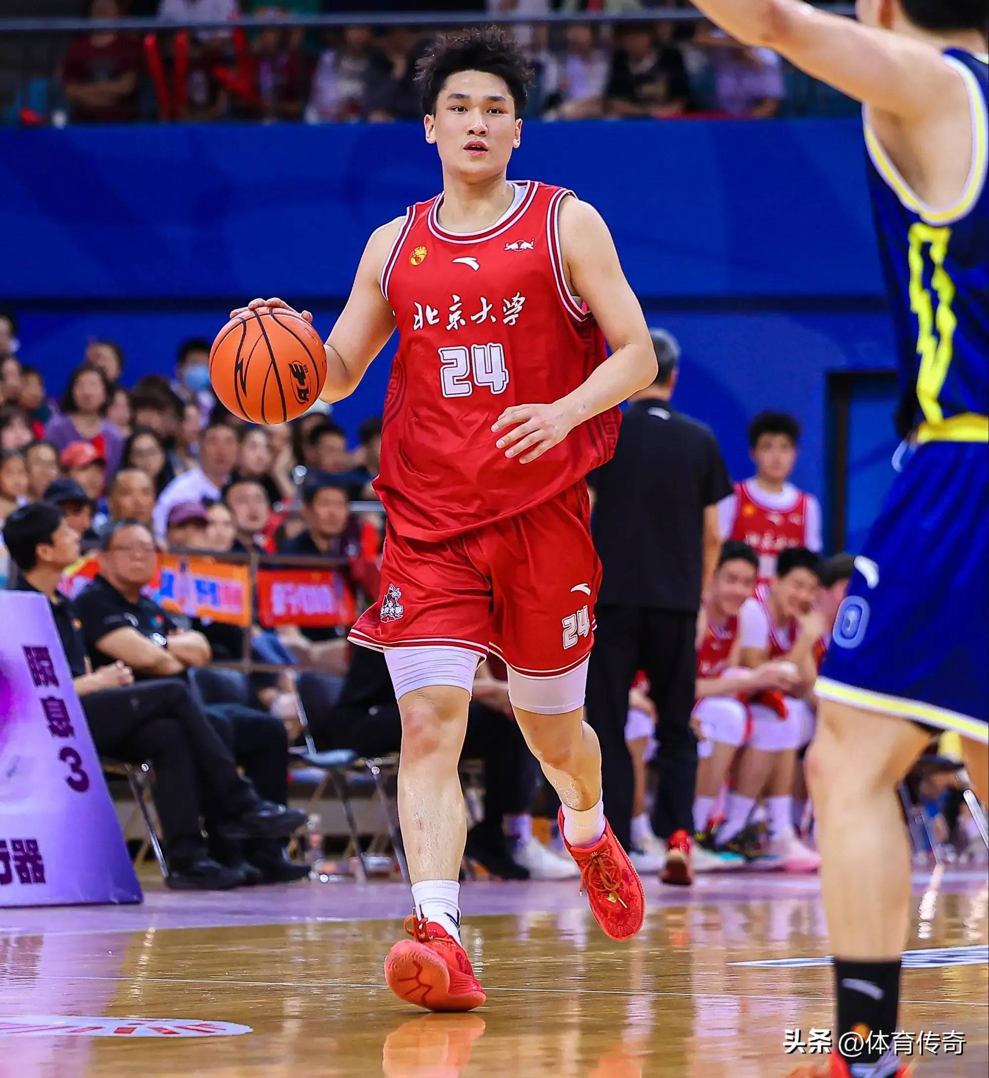 关于篮球联赛中一位年轻球员实力暴涨引关注的信息