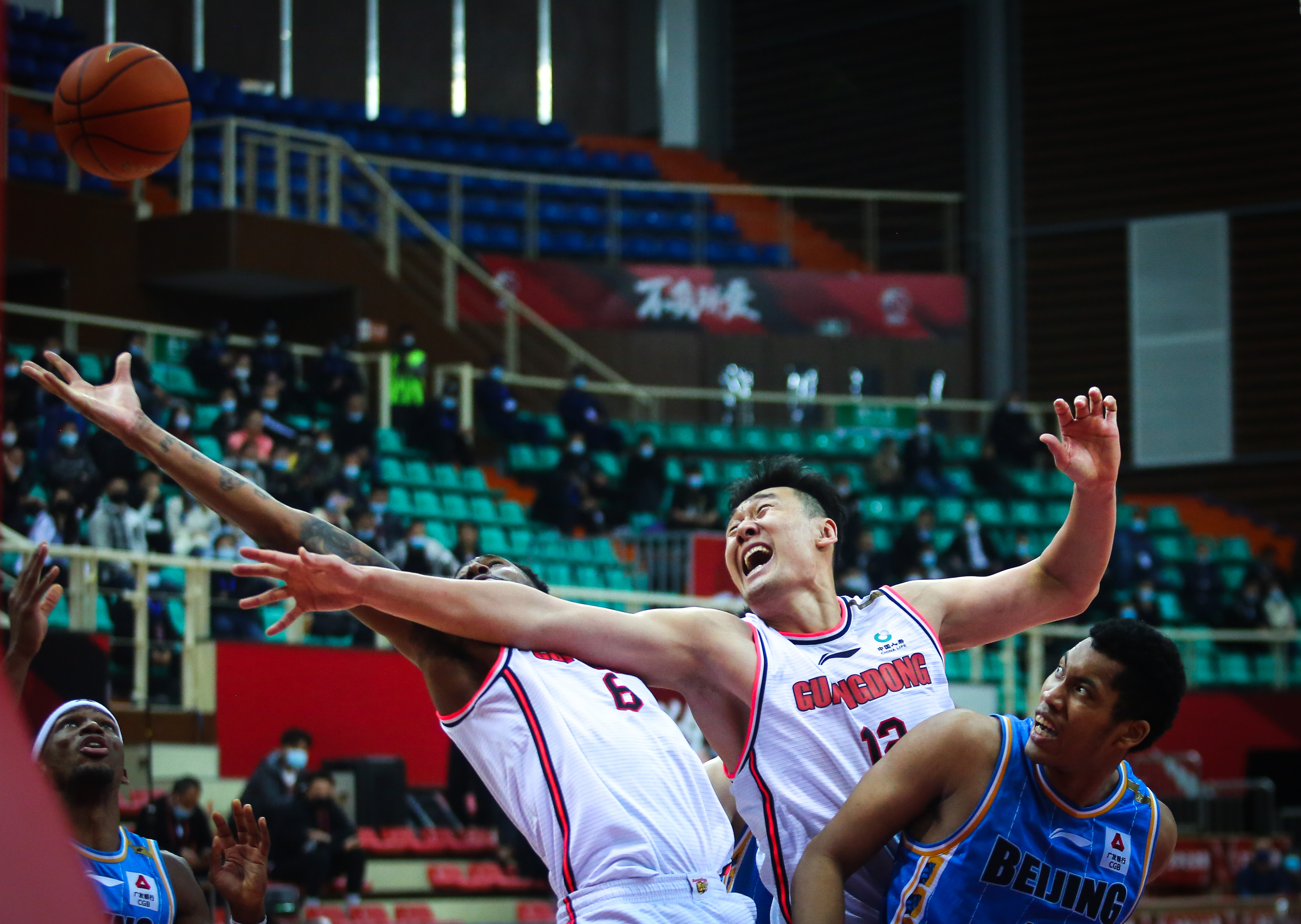 云南球队在决胜时刻反超对手，获得胜利