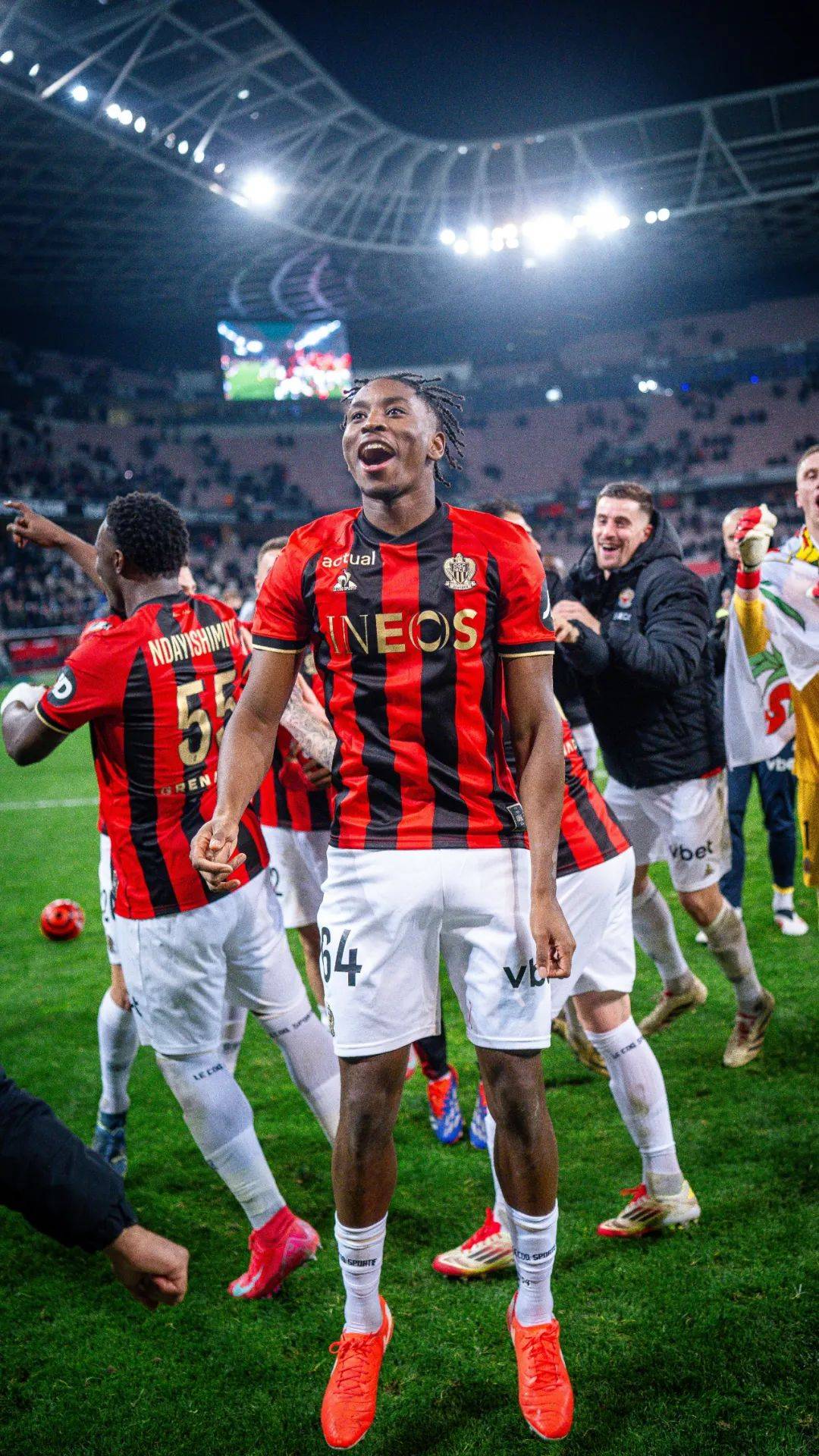 尼斯队员发挥出色，球队备受瞩目的简单介绍