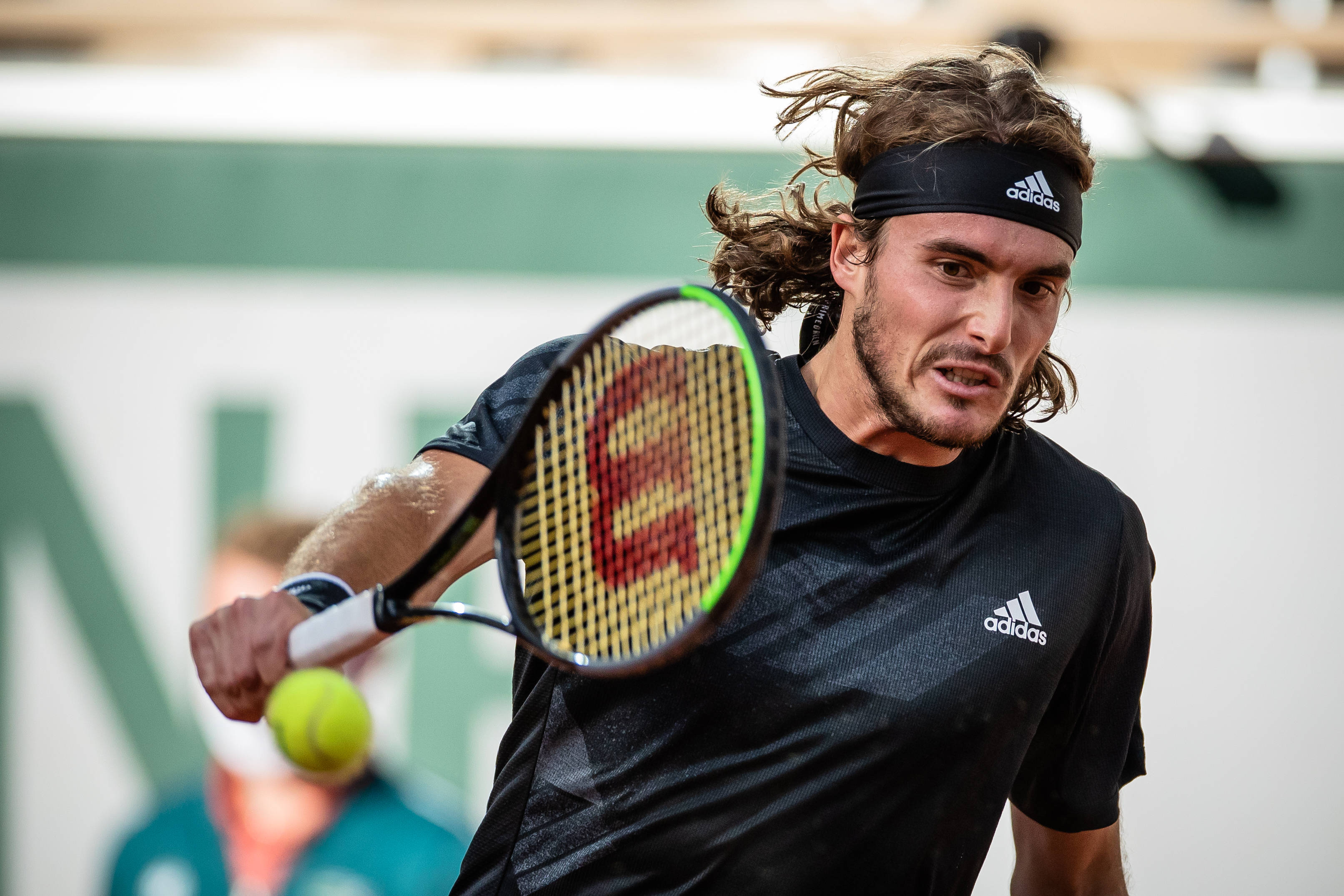 包含世界网球队鏖战法国网球队，西西帕斯爆发神勇的词条