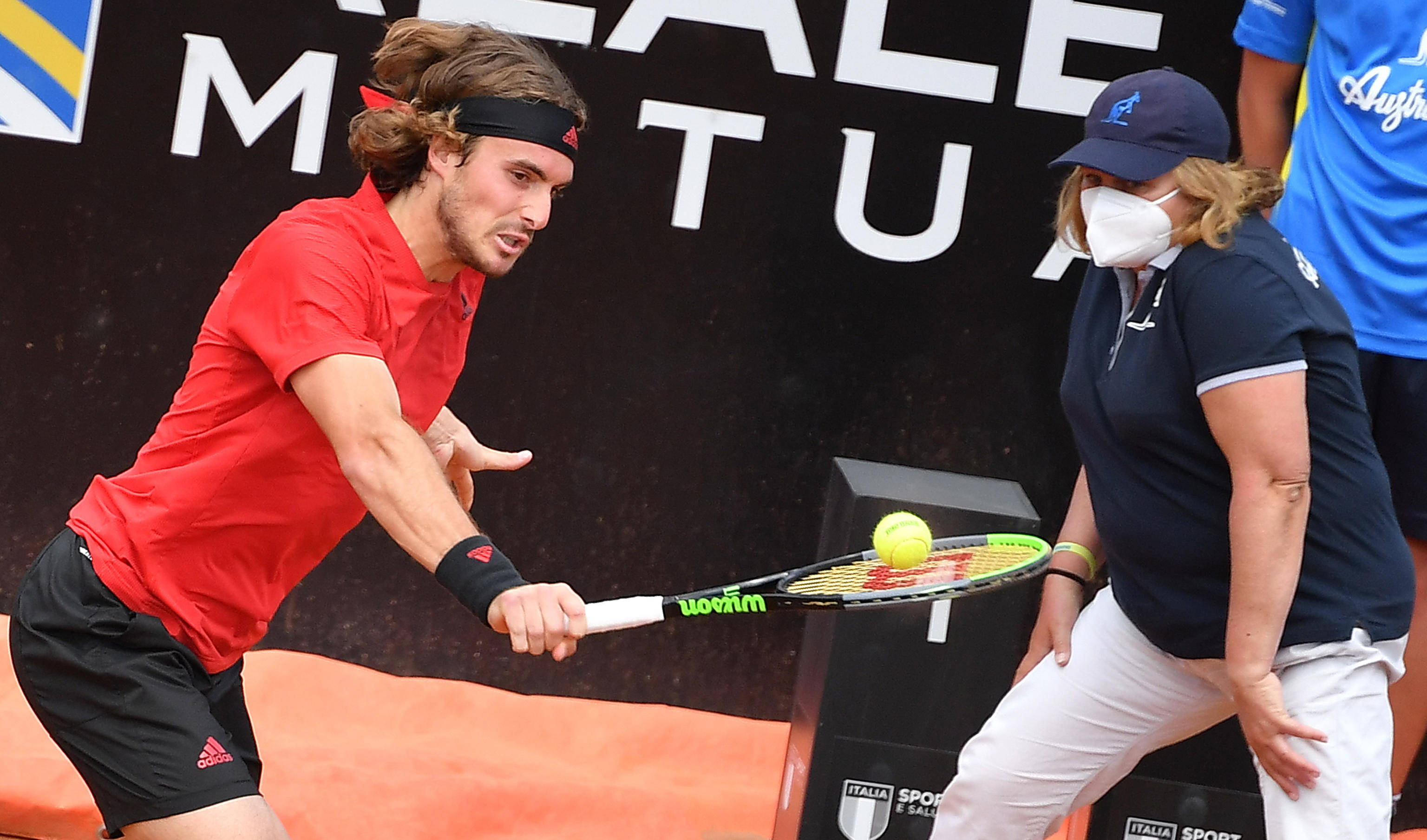 世界网球队逆转意大利网球队，西西帕斯统治全场