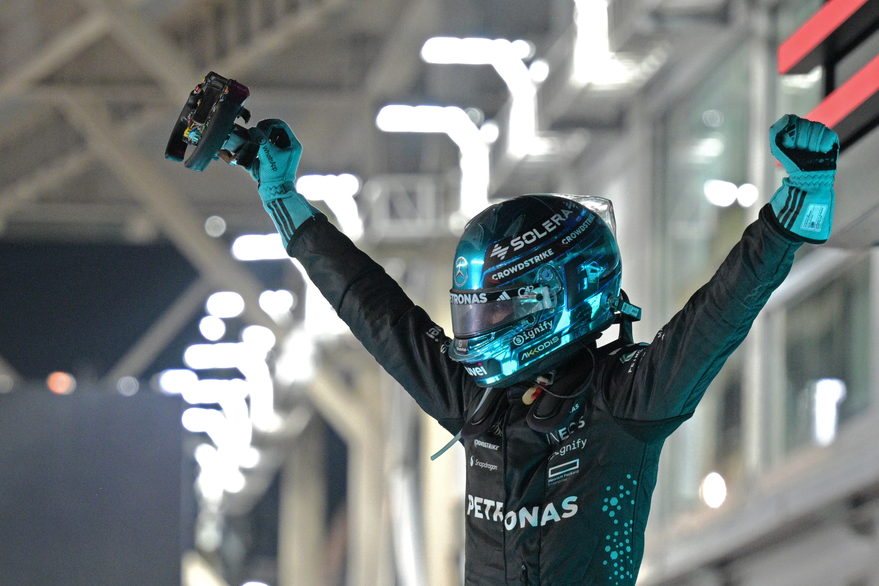 哈斯车队横扫法拉利，拉塞尔带队取胜