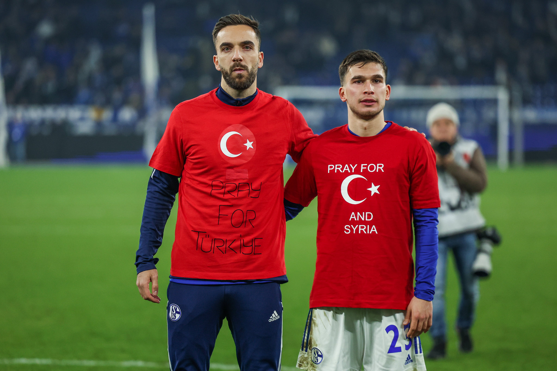 沙尔克队后防线连续失误，成为致命伤