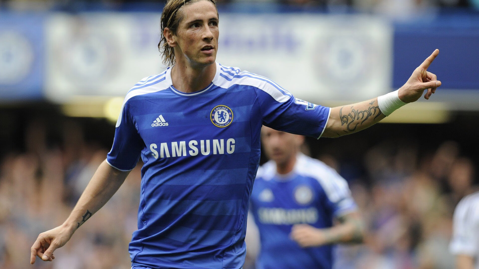 双线争冠的惊险叙事，从斯坦福桥险胜到F1赛道的终极接管