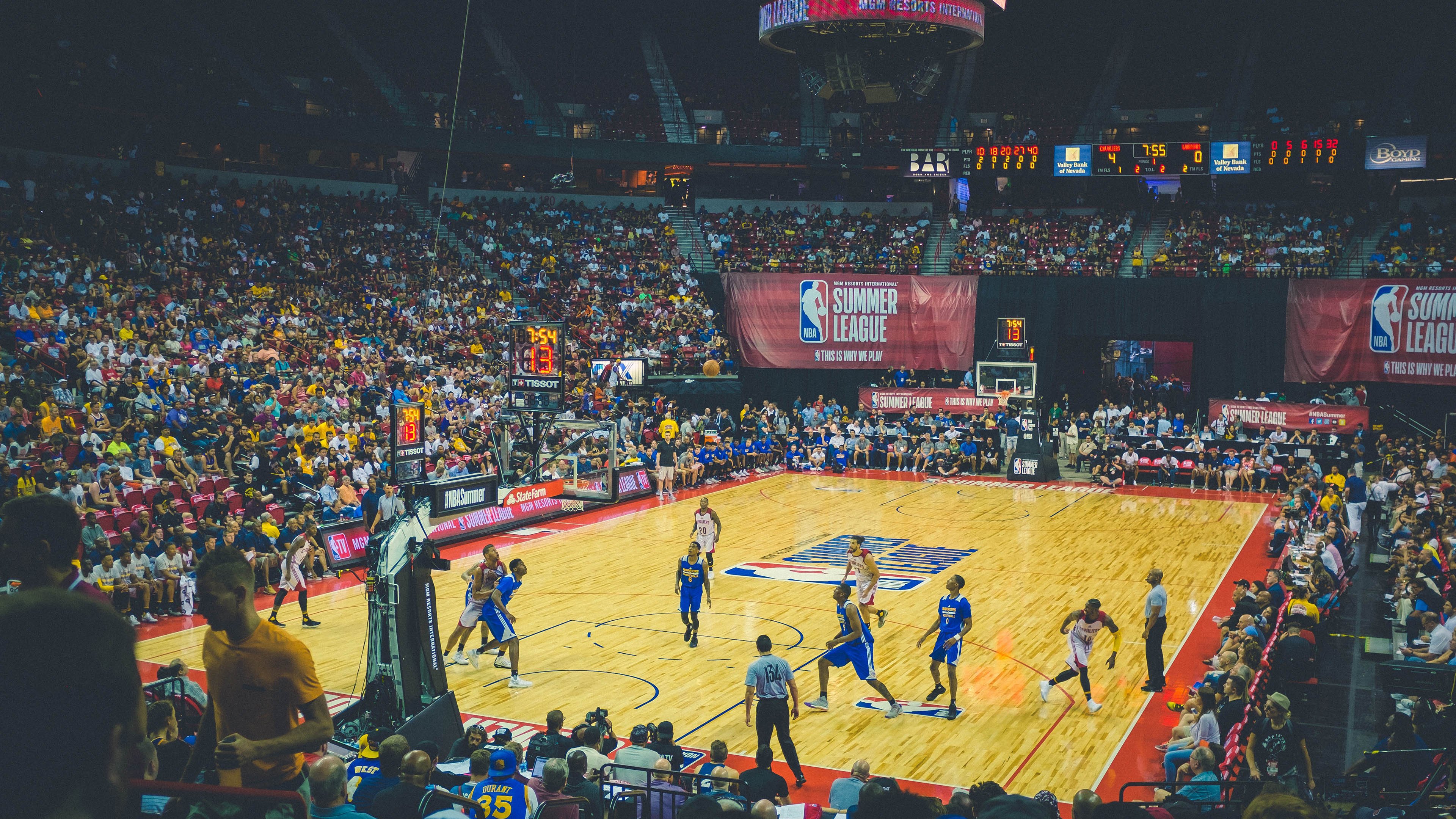 赛道上的新王，皮亚斯特里领衔法拉利鏖战阿斯顿马丁，演绎现代赛车艺术