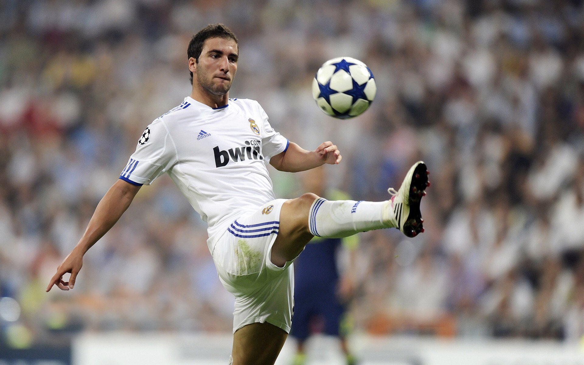 孤胆英雄与银色传奇，阿隆索一肩扛起，阿斯顿马丁何以完胜威廉姆斯？